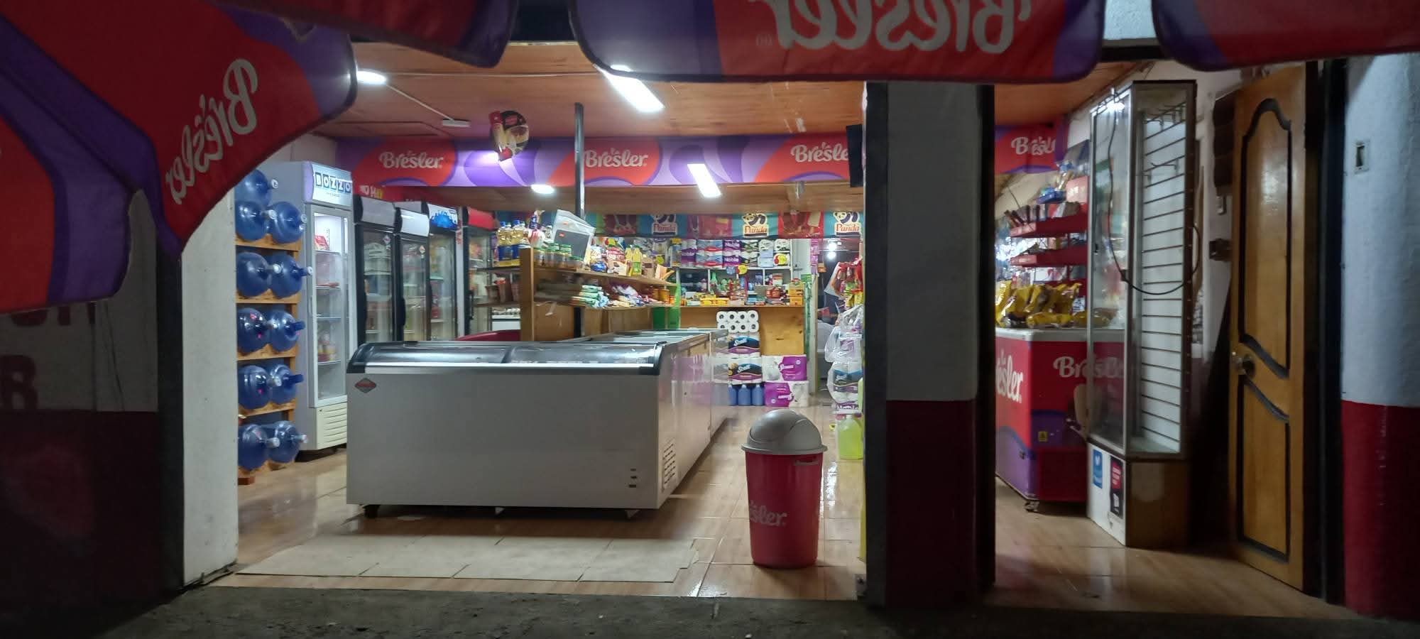Entrada e interior del local La Económica en Linares