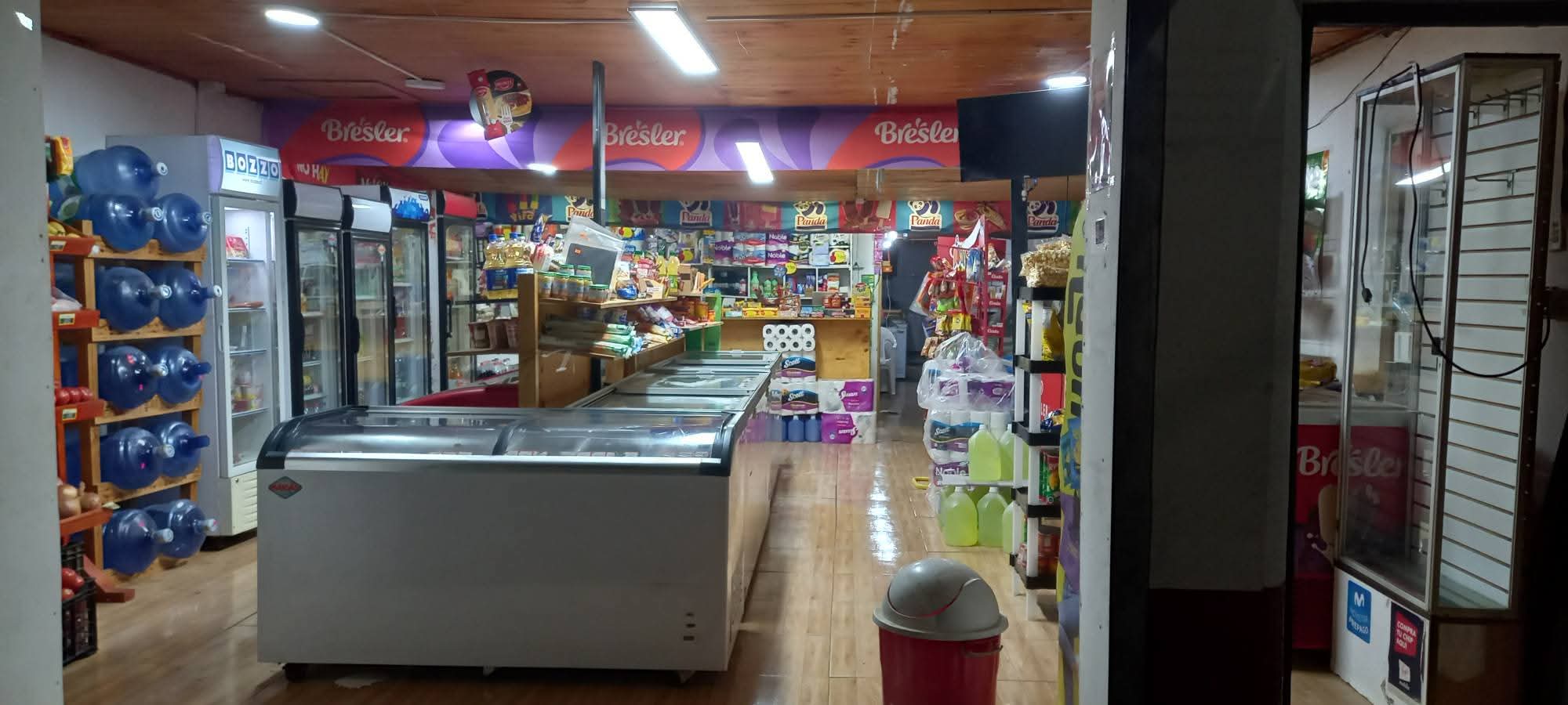 Vista interior del market La Económica con sus pasillos y congeladores